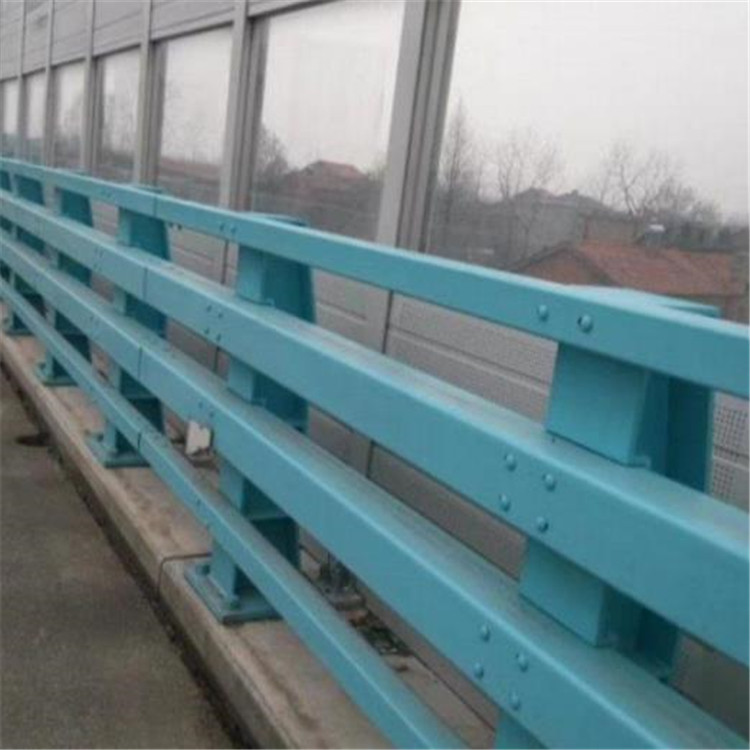 道路<a href='http://www.topbk.cn/' target='_blank' style='color:#0000FF; text-decoration:underline;'>防撞護欄</a>需要鍍鋅噴塑處理嗎 道路防撞護欄需要鍍鋅噴塑處理嗎