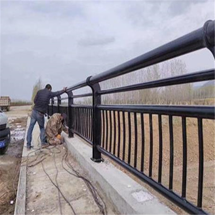 公路<a href='http://www.topbk.cn/' target='_blank' style='color:#0000FF; text-decoration:underline;'>防撞護欄</a>出現損壞如何修理 公路防撞護欄出現損壞如何修理